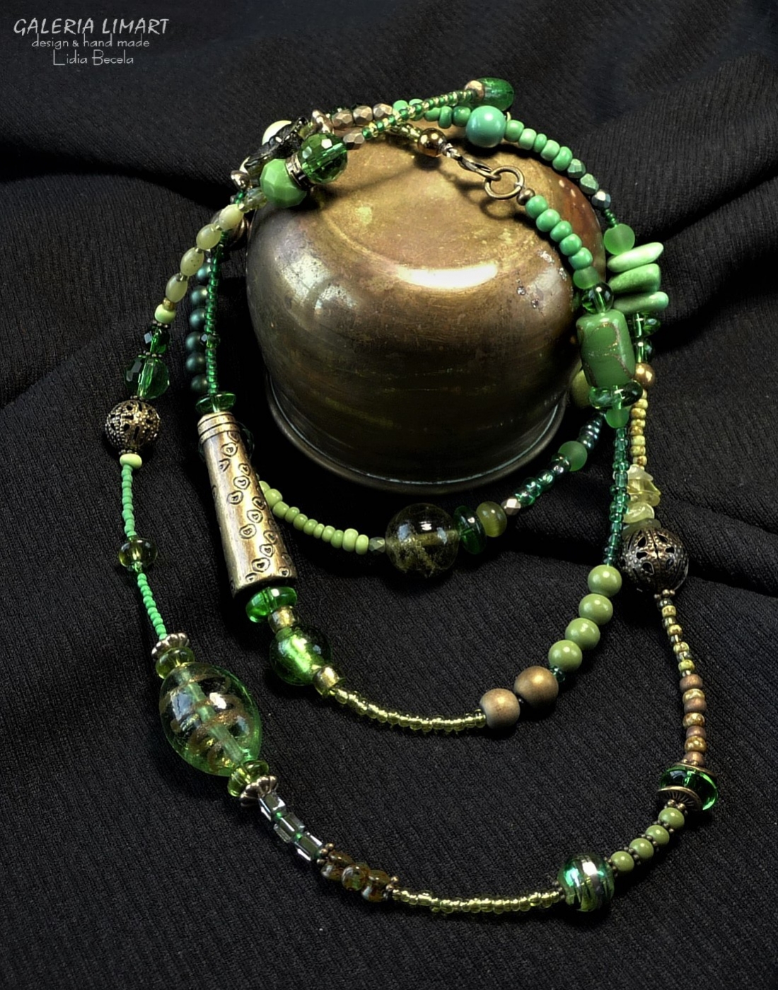 naszyjnik z drobnych szklanych koralików seed beads, kryształków w zielono-starozłotej tonacji. Efektowny i ciekawy, znakomity dla osoby kochającej styl boho
